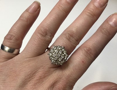 Lot 123 - 1970s diamond cluster ring