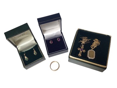 Lot 76 - Group of 9ct gold jewellery to include a wedding ring, two pendants on chains and two pairs of gem set earrings
