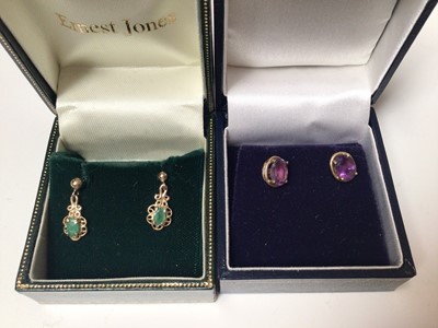 Lot 76 - Group of 9ct gold jewellery to include a wedding ring, two pendants on chains and two pairs of gem set earrings