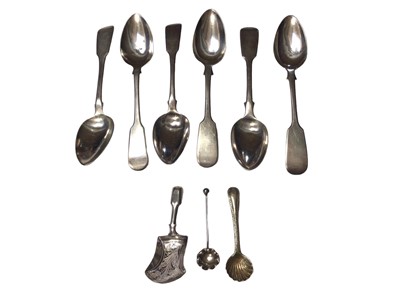 Lot 107 - Regency silver caddy spoon, six silver teaspoons, a silver salt spoon and a plated salt spoon