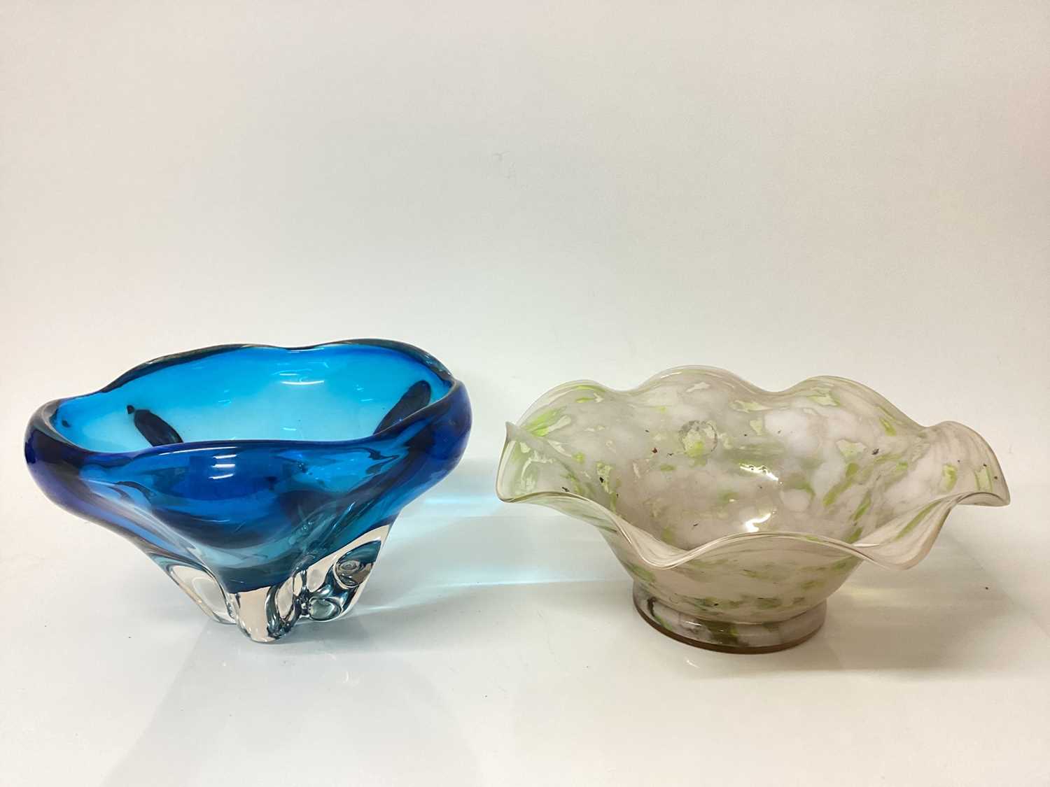 Lot 1215 - Two Whitefriars controlled bubble vases and other glassware (6)