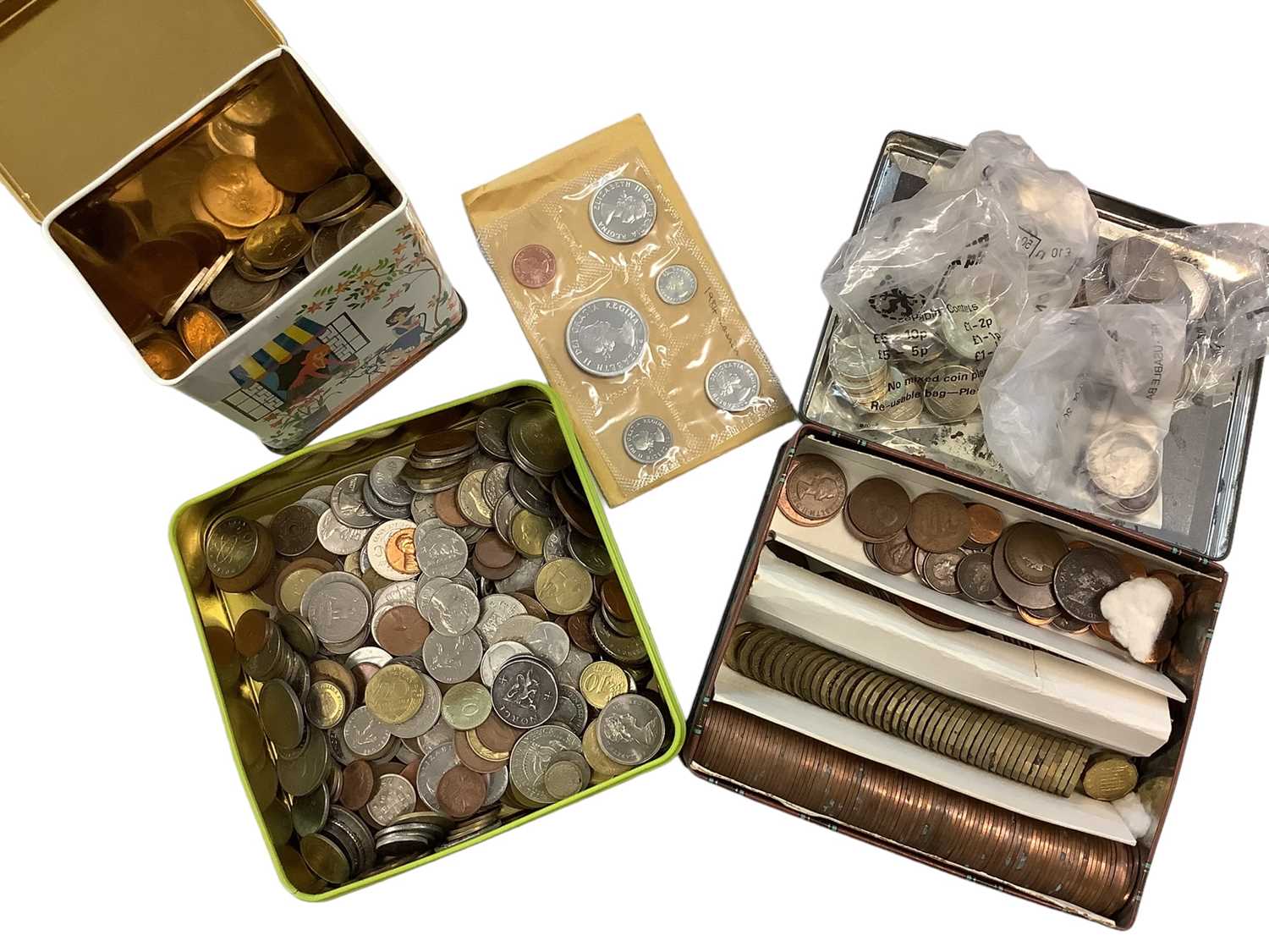 Lot 514 - World - Mixed coinage to include G.B. cupro-nickel Crowns, Canada six coin set 1984 to include silver Dollar & Half Dollar & others to include a small quantity of silver (Qty)