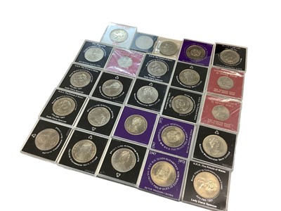 Lot 514 - World - Mixed coinage to include G.B. cupro-nickel Crowns, Canada six coin set 1984 to include silver Dollar & Half Dollar & others to include a small quantity of silver (Qty)