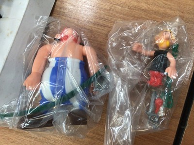 Lot 2012 - CEJI Asterix & Obelix's Motorised Gallic Chariot & Fortress, both in poor boxes (2)