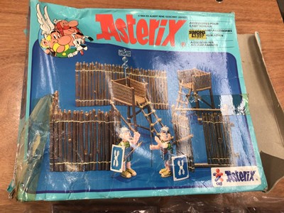 Lot 2012 - CEJI Asterix & Obelix's Motorised Gallic Chariot & Fortress, both in poor boxes (2)
