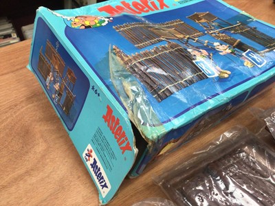 Lot 2012 - CEJI Asterix & Obelix's Motorised Gallic Chariot & Fortress, both in poor boxes (2)