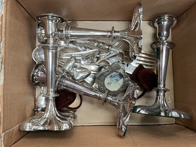 Lot 58 - Set of four Victorian silver plated candlesticks, Victorian silver plated fish servers and sundry plated items