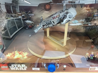 Lot 2022 - Lego Star Wars Shop Diorama with Resistance Troop Transporter No.75140 (1)