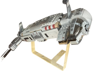 Lot 2022 - Lego Star Wars Shop Diorama with Resistance Troop Transporter No.75140 (1)