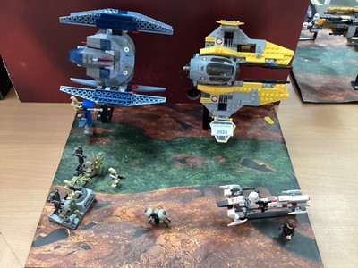 Lot 2023 - Lego Star Wars Diorama with two space vehicles (open) (1)