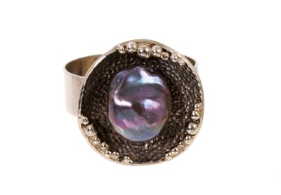 Lot 483 - 18ct white gold and black cultured pearl ring