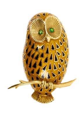 Lot 484 - 18ct gold and guilloché enamel novelty brooch in the form of an owl