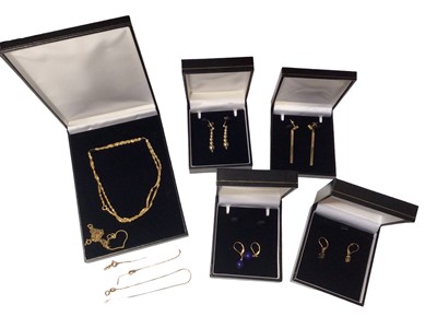 Lot 256 - 14ct gold chain, 9ct gold parts of chains and four pairs of 9ct gold earrings