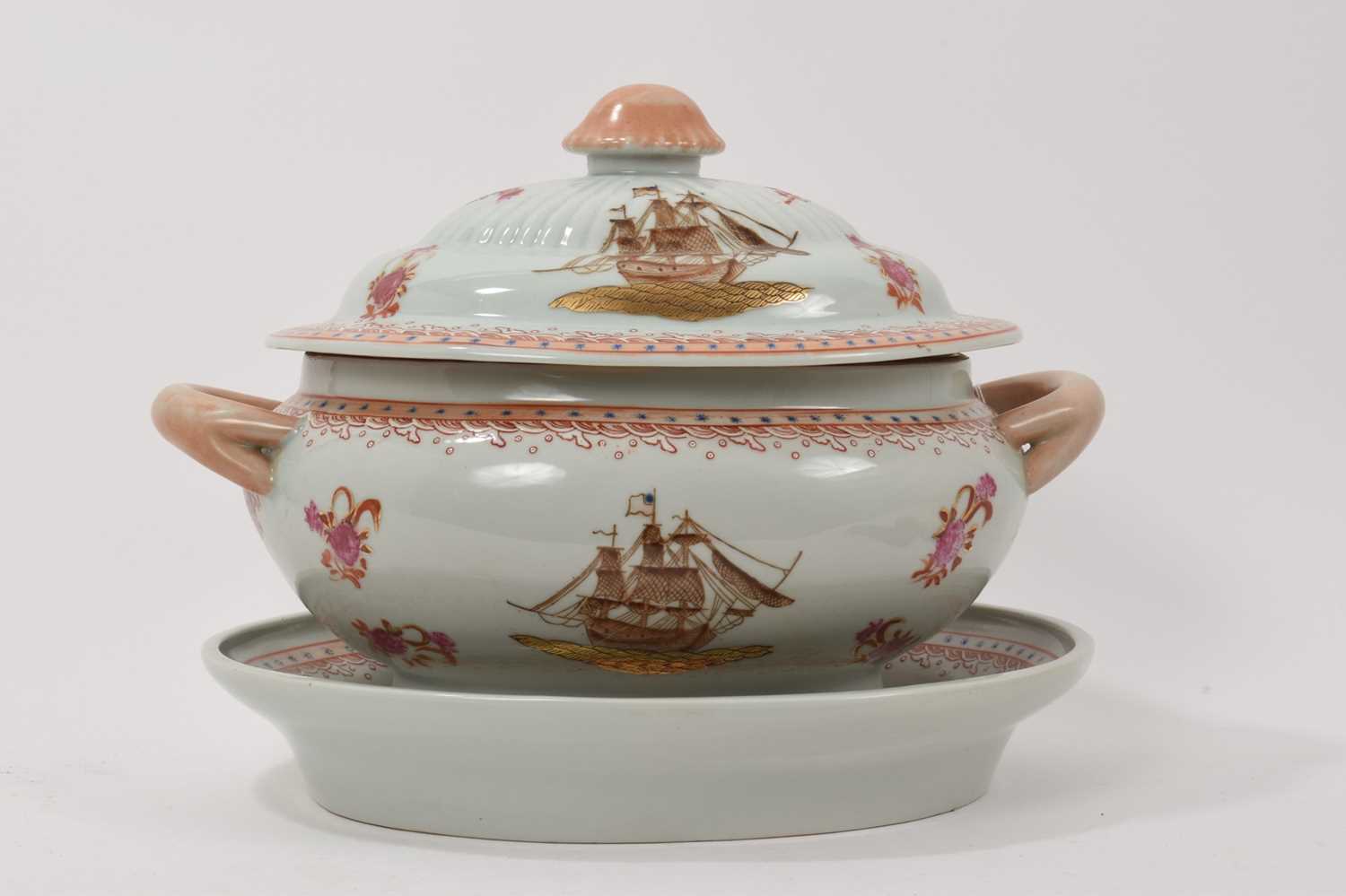Lot 73 - Chinese export oval tureen, cover and stand, 20th century