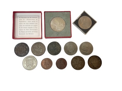 Lot 477 - World - Mixed coinage to include silver Crowns George V 1935 x 4 VF-EF, George VI 1937 (N.B. Obv: Stain) otherwise AVF, Monaco silver Medallion commemorating Rainier III Prince of Monaco 1974