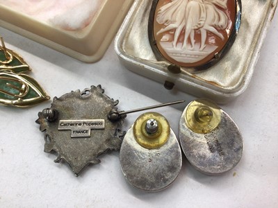 Lot 1111 - Edwardian 9ct rose gold mounted agate revolving fob, spiral of gold and jade earrings, a pair of Morningstar silver earrings, Catherine Popesco silver and enamel heart shaped brooch and three Itali...