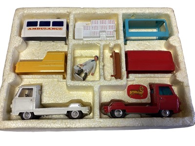 Lot 189 - Corgi Constructor Set (Commer 3/4 Ton Chassis) GS/24 and Beast Carrier No.58, both boxed (2)