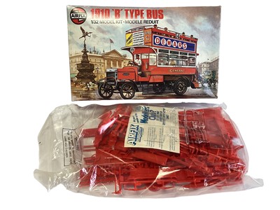 Lot 41 - Airfix 1:32 Scale  Series 4 1910 B Type Bus No.6443-1 & 1914 Dennis Fire Engine  No. 6442-8, both boxed (2)