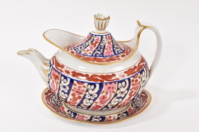 Lot 60 - Worcester Queen Charlotte pattern teapot, cover and stand (teapot cracked)