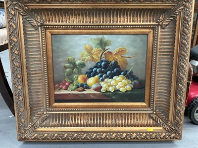 Lot 724 - 20th century oil on board still life study in gilt frame