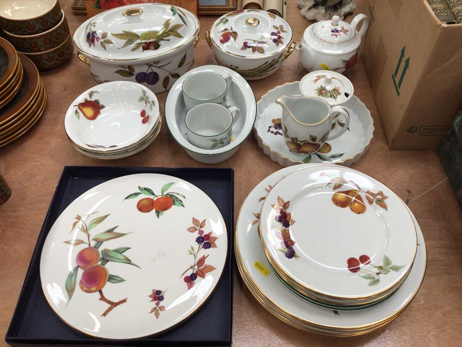 Lot 534 - Collection of Royal Worcester Evesham