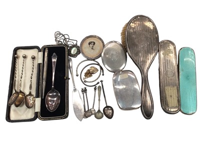 Lot 1009 - Silver backed dressing table brushes, silver teaspoon in fitted case, other silver and white metal flatware, silver pencil and other items