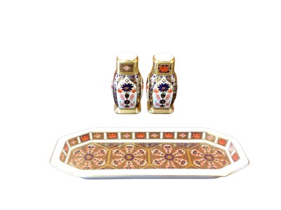 Lot 1117 - Royal Crown Derby Imari pattern 1128 salt and pepper with tray (3)