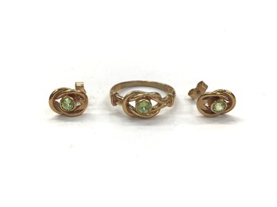 Lot 1055 - 9ct gold peridot knot ring and pair of matching stud earrings