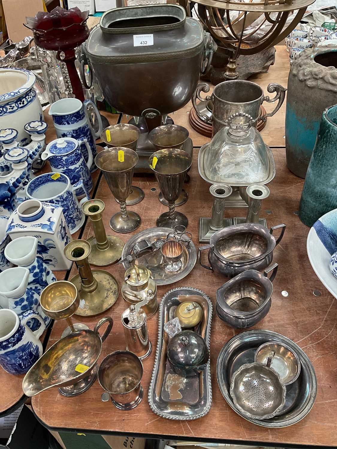 Lot 432 - Group of assorted metalware to include
