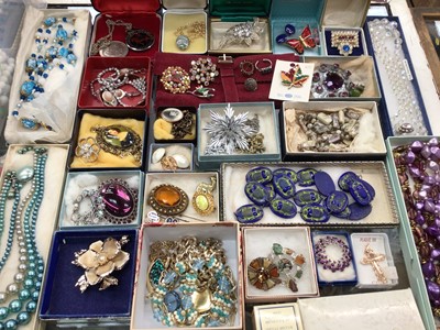 Lot 1089 - Group of vintage costume jewellery