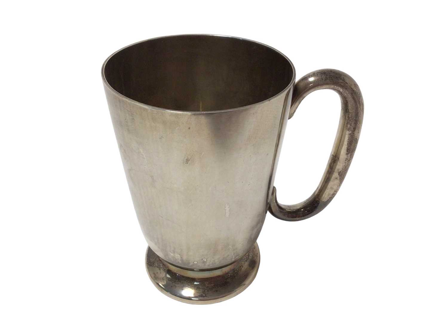 Lot 439 - Early 20th century silver mug
