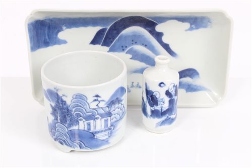 Lot 82 - 19th century Chinese blue and white snuff...