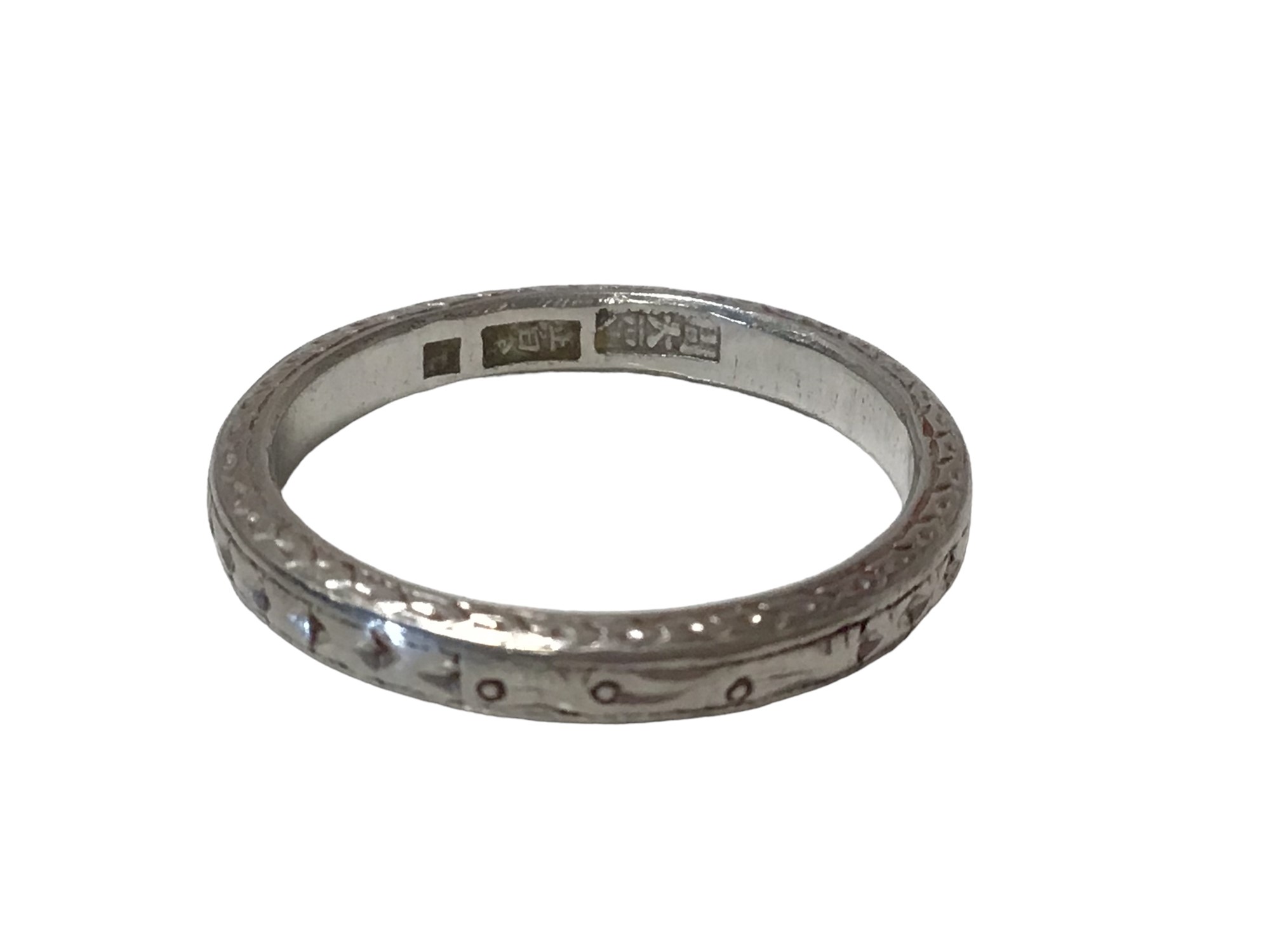 Lot 600 - Chinese platinum wedding ring with engraved