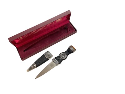 Lot 993 - Modern Scottish sgian-dubh dagger in box