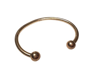 Lot 15 - 9ct gold torque bangle with ball terminals (Sheffield hallmarks)
