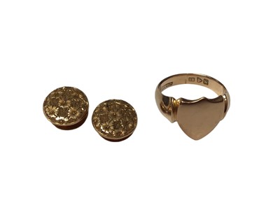 Lot 44 - Edwardian 18ct gold signet ring with a shield shaped plaque and a pair of 18ct gold floral engraved studs