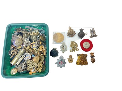 Lot 714 - Collection of military cap badges and buttons and other badges (1 box)