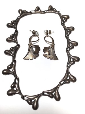 Lot 96 - Silver (925) stylised seaweed necklace together with a pair of cultured pearl earrings suspended with silver stylised ginkgo leaf pendant drops