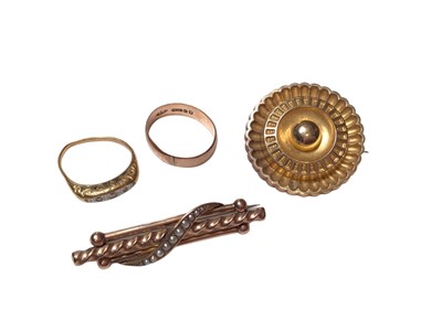 Lot 107 - Victorian 9ct gold target brooch, Edwardian 9ct rose gold and seed pearl bar brooch, 1920s 9ct rose gold wedding ring and a gold diamond set ring (4)