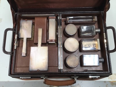 Lot 2097 - Fine quality 1940's silver vanity set in fitted case, provenance a wedding gift to the vendors mother by her father in 1942.