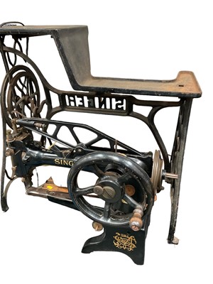 Lot 138 - Singer sewing machine 29k58, numbered Y9109922, on cast iron base