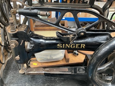 Lot 138 - Singer sewing machine 29k58, numbered Y9109922, on cast iron base