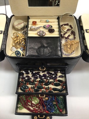 Lot 1027 - Group of costume jewellery including various bead necklaces, pearls and simulated pearls, Seiko stainless steel wristwatch etc