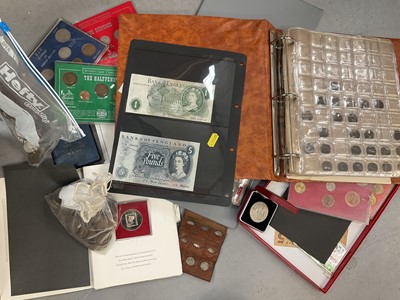 Lot 461 - Collection of coins and notes