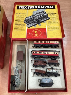 Lot 1894 - Railway Hornby O gauge No 1 Goods Platform boxed, No 1 Turntable boxed and Trix twin railbox box with various tin plate models and loose track.