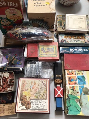 Lot 300 - Group of vintage boxed games, two Maisto model planes and other items