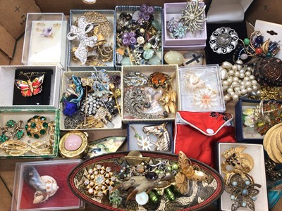 Lot 1053 - Group of vintage costume jewellery, mostly brooches (1 box)