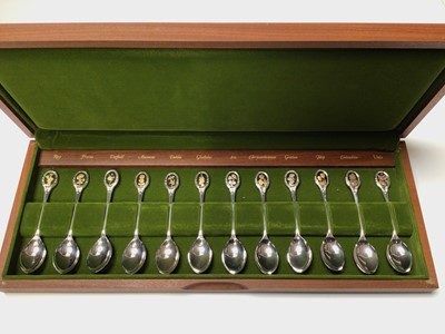 Lot 116 - Royal Horticultural Society silver flower spoon set in wooden presentation case