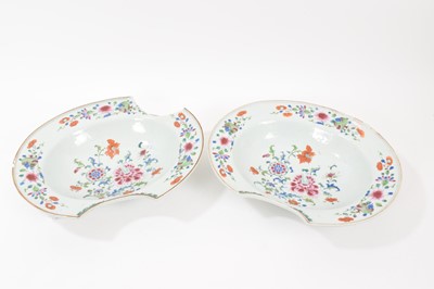 Lot 291 - Pair of 18th century Chinese porcelain famille rose barbers bowls