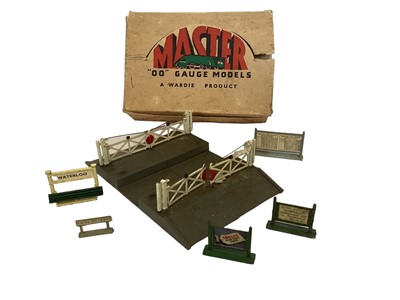 Lot 1806 - Master OO Gauge Model Railway Crossing, Accessories & People (qty)